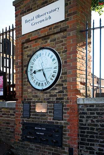 Londyn- Greenwich. Zegar przy bramie muzeum.